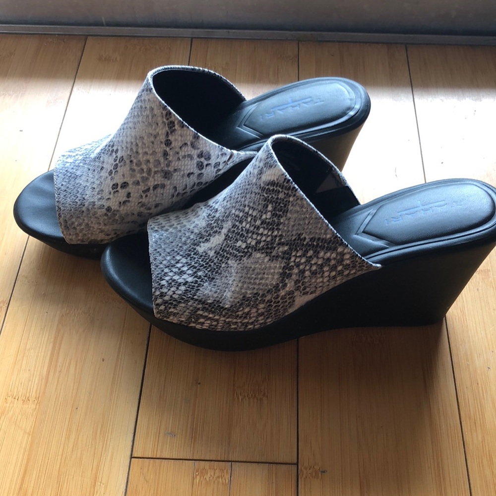 Snake skin tahari leather Mules wedge